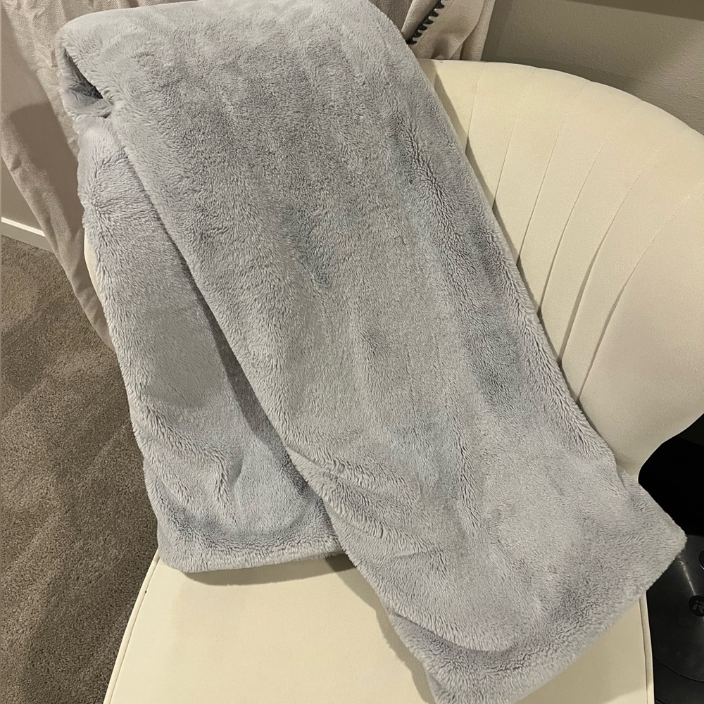 Unhide Faux Fur Thick Throw Blanket Like New! EUC